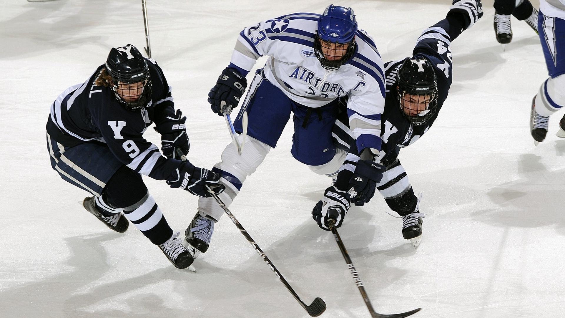 《虚拟偶像荧幕助阵电竞比赛,明星效应持续扩大》,虚拟偶像舞台