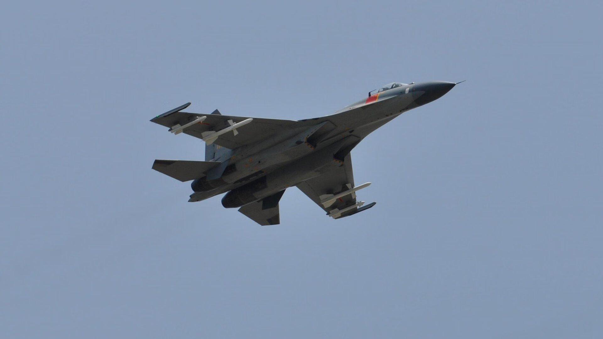 《虚拟偶像荧幕助阵电竞比赛,明星效应持续扩大》,虚拟偶像舞台